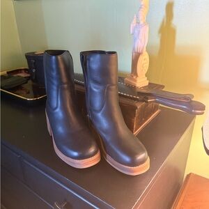 dingo Black Leather booties with Tan Lining